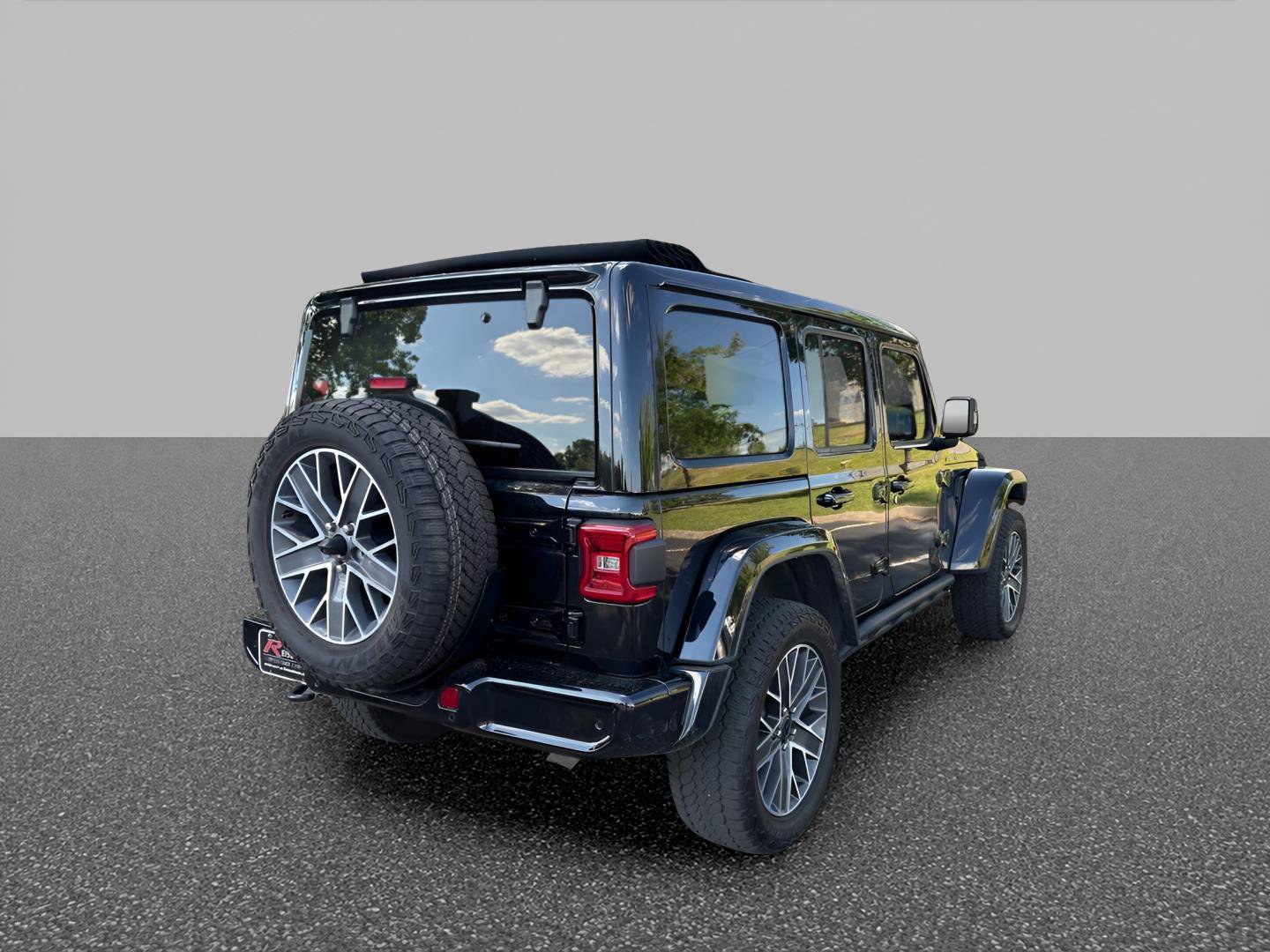 Used 2024 Jeep Wrangler High Altitude AWD/4WD image 3