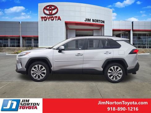 Used 2025 Toyota RAV4 XLE Premium FWD image 5