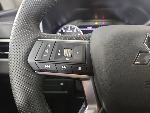 New 2025 Mitsubishi Outlander SE image 15