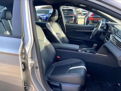 Used 2025 Toyota Camry SE image 11