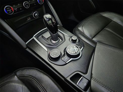 Used 2018 Alfa Romeo Stelvio AWD image 17
