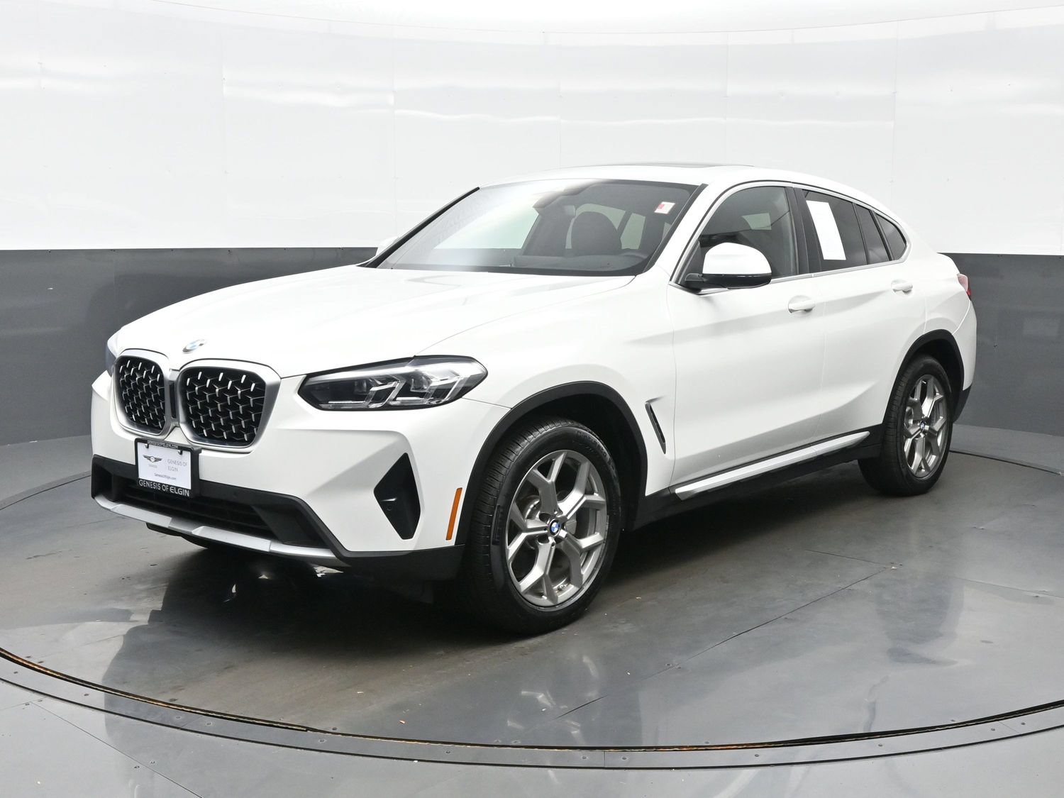Used 2025 BMW X4 xDrive30i AWD/4WD image 2