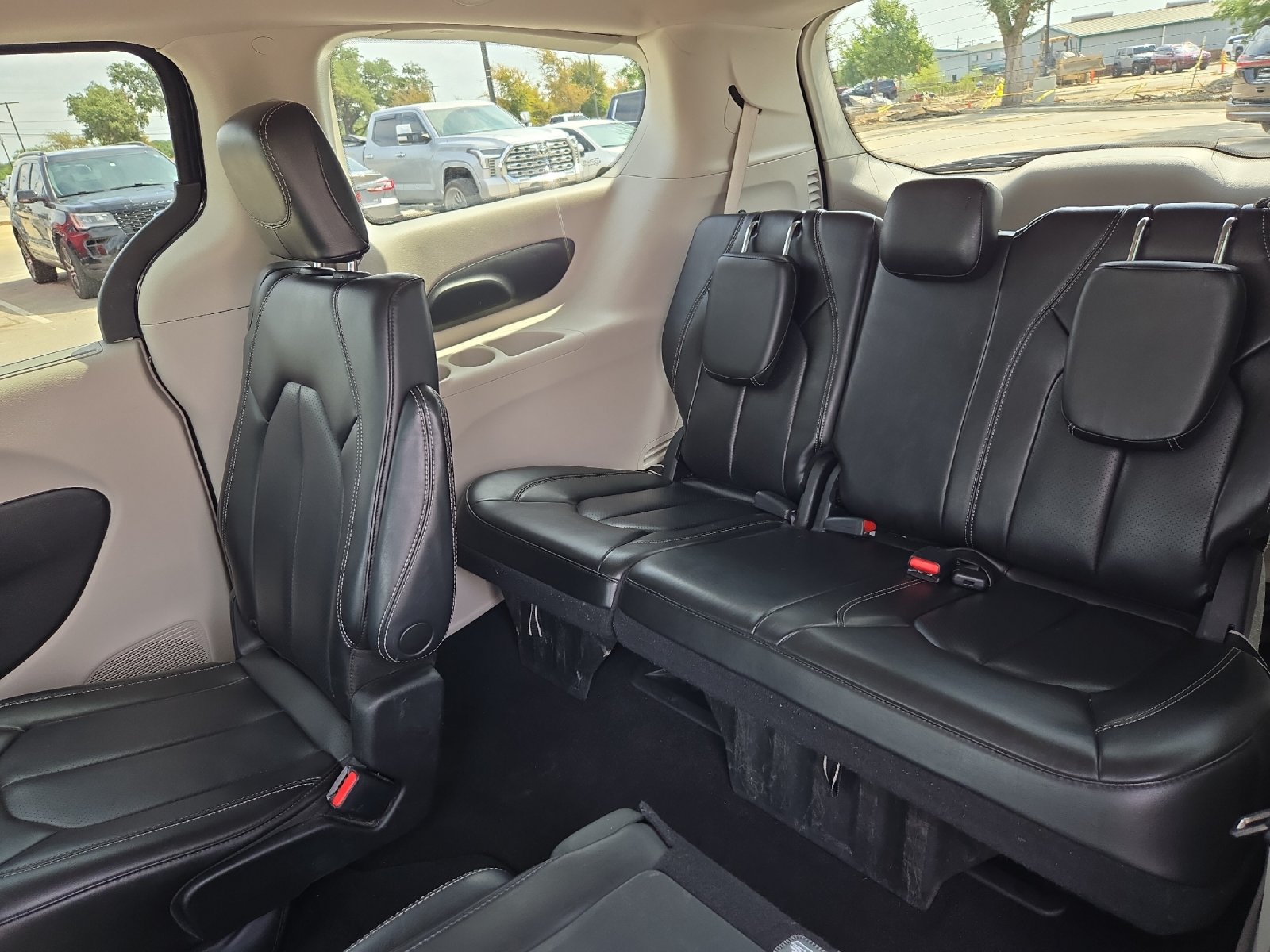 Used 2023 Chrysler Pacifica Touring-L FWD image 14