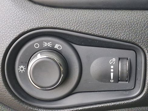 Used 2023 Jeep Renegade Latitude image 26