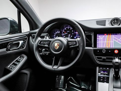 Used 2025 Porsche Macan image 19