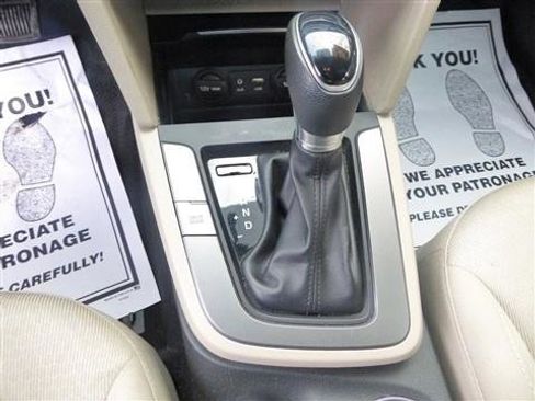 Used 2018 Hyundai Elantra SE image 11