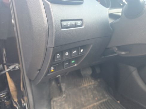 Used 2019 Nissan Rogue SL w/ Premium Package image 18