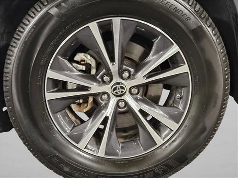 Used 2021 Toyota Highlander XLE image 23