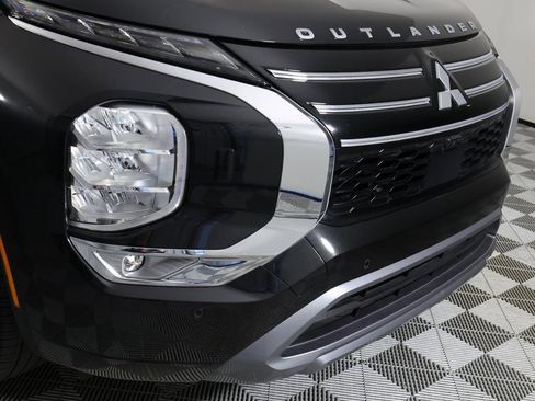 Used 2025 Mitsubishi Outlander AWD image 44