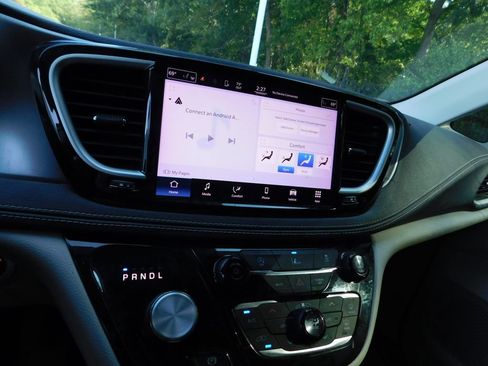 Used 2022 Chrysler Pacifica Touring-L AWD/4WD image 5