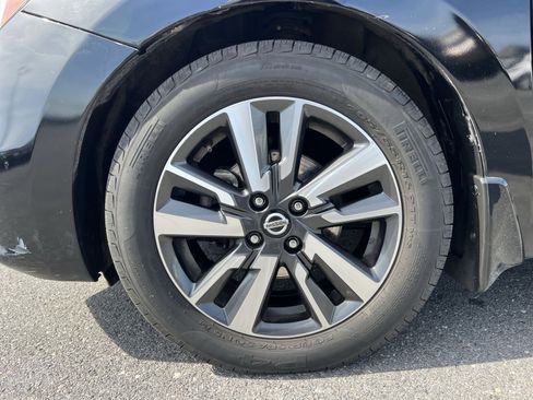 Used 2021 Nissan Versa SV image 11