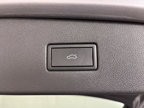 Used 2024 Volkswagen Tiguan SE image 11