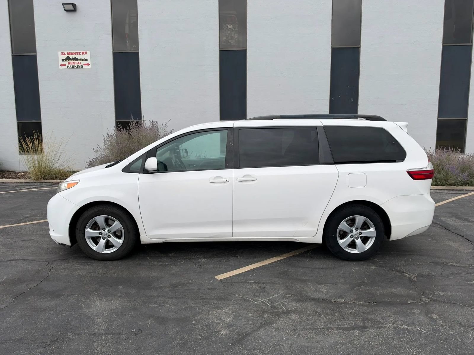 Used 2017 Toyota Sienna LE FWD image 2