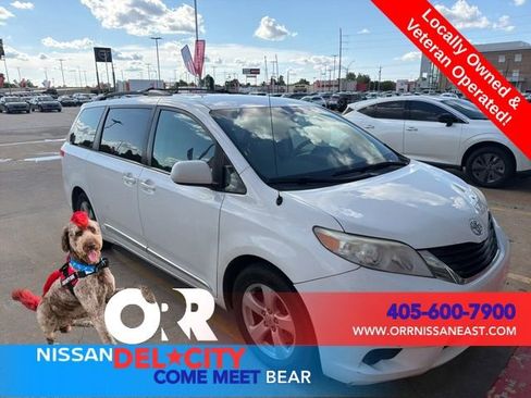 Used 2012 Toyota Sienna LE w/ Towing Pkg FWD image 3