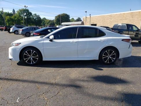 Used 2018 Toyota Camry SE image 3