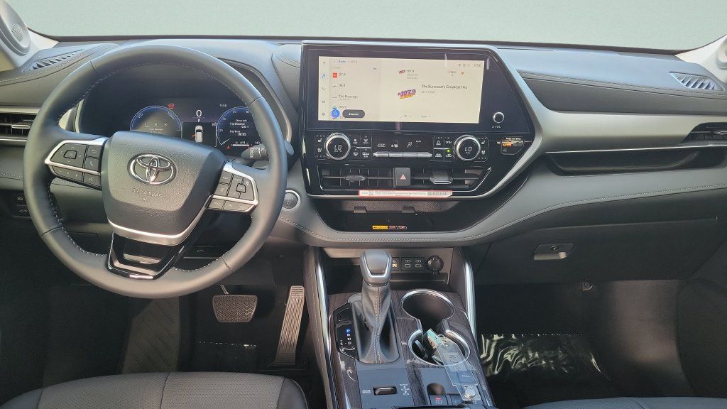 Used 2026 Toyota Highlander Limited AWD/4WD image 10