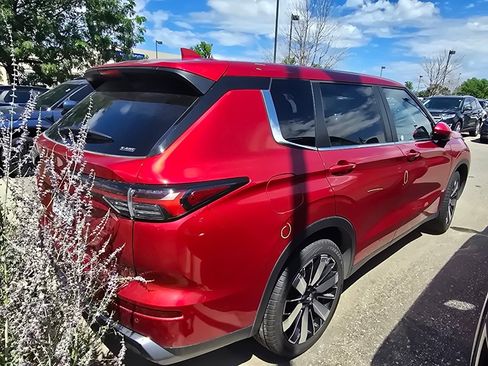 Used 2025 Mitsubishi Outlander AWD image 4