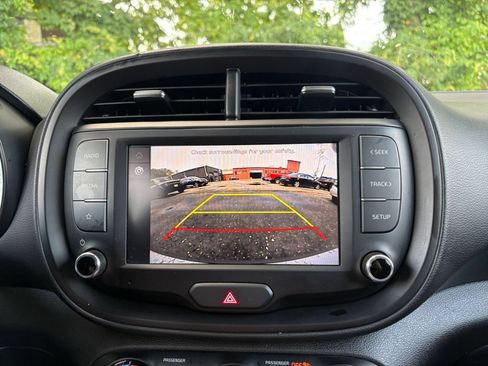 Used 2025 Kia Soul LX w/ LX Technology Package FWD image 21