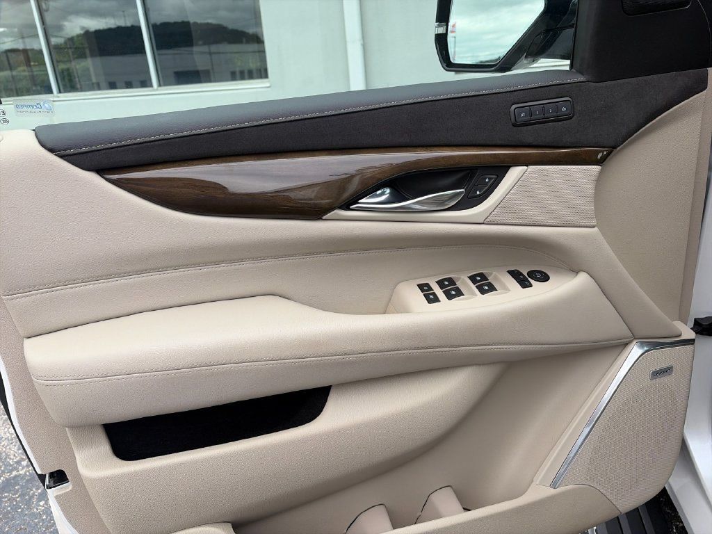 Used 2020 Cadillac Escalade Premium Luxury AWD/4WD image 12