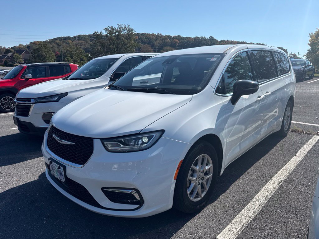 Used 2024 Chrysler Pacifica Touring-L FWD image 2