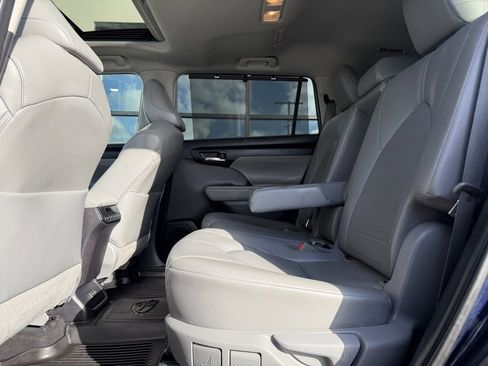 Used 2022 Toyota Highlander XLE image 23