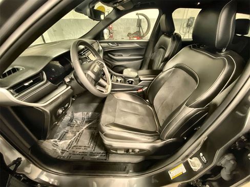 Used 2024 Jeep Grand Cherokee Altitude image 4