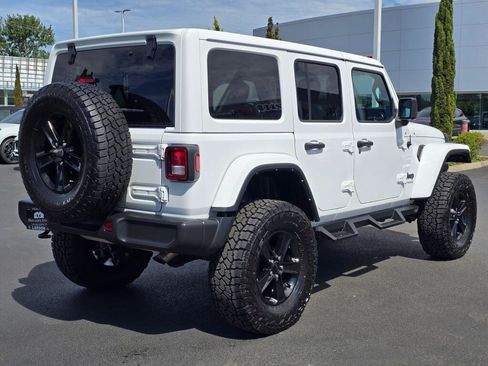 Used 2022 Jeep Wrangler Unlimited Sahara AWD/4WD image 8