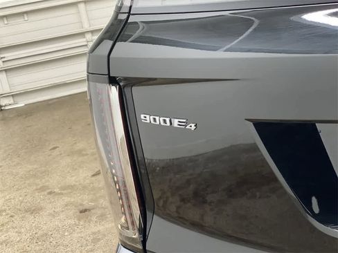 Used 2026 Cadillac Vistiq Sport image 11