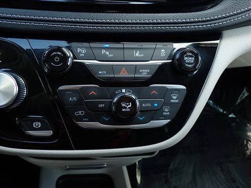 Used 2023 Chrysler Pacifica Touring-L FWD image 20