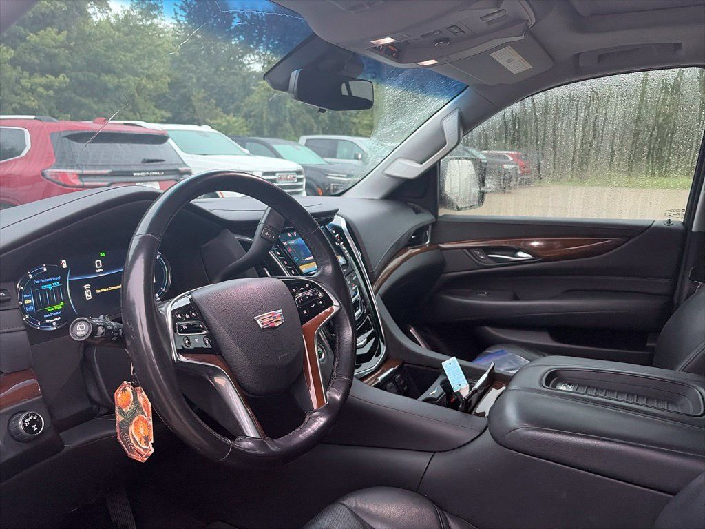 Used 2019 Cadillac Escalade Luxury AWD/4WD image 17