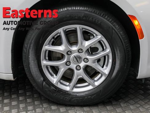 Used 2023 Chrysler Pacifica Touring-L image 32