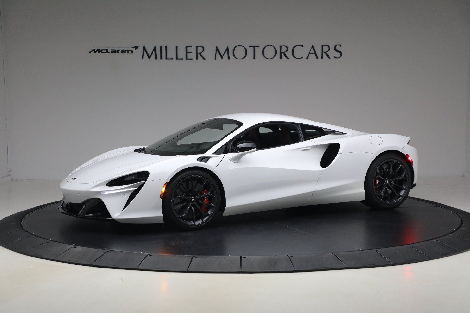 Used 2023 McLaren Artura RWD image 2