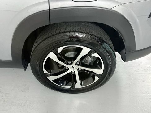 Used 2025 Chevrolet Trax RS w/ Sunroof Package FWD image 30