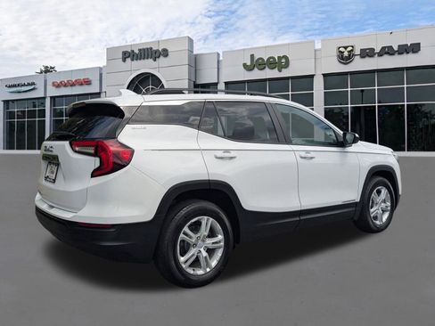 Used 2023 GMC Terrain SLE w/ Driver Convenience Package image 3