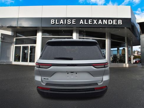 Used 2024 Jeep Grand Cherokee Altitude image 4