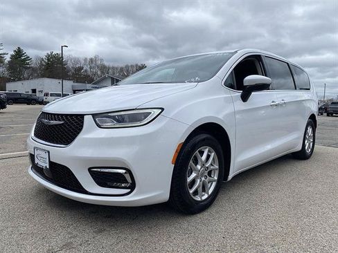 Used 2023 Chrysler Pacifica Touring-L FWD image 32
