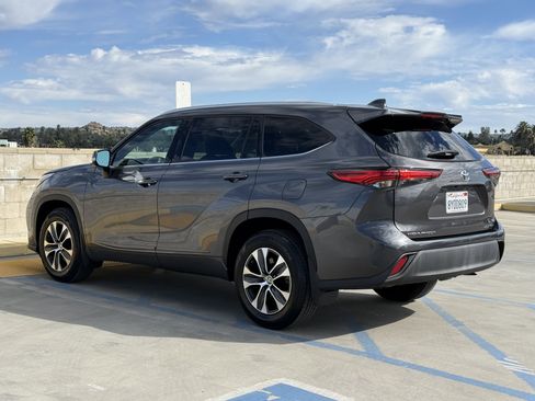 Used 2020 Toyota Highlander XLE image 9