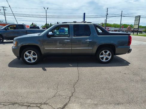 Used 2011 Chevrolet Avalanche LTZ AWD/4WD image 29