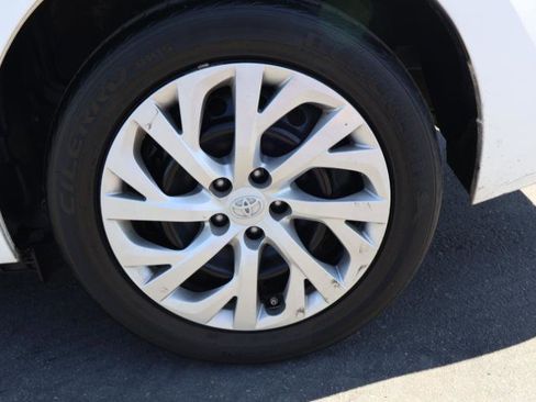 Used 2018 Toyota Corolla LE FWD image 12