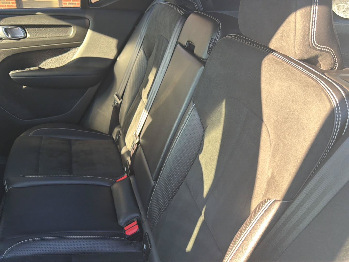 Used 2019 Volvo XC40 T4 R-Design FWD image 3