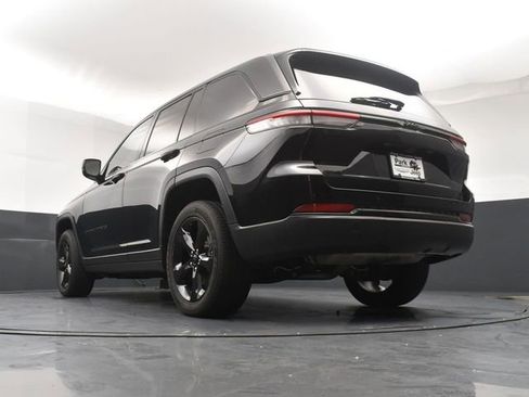 Used 2023 Jeep Grand Cherokee Altitude AWD/4WD image 16