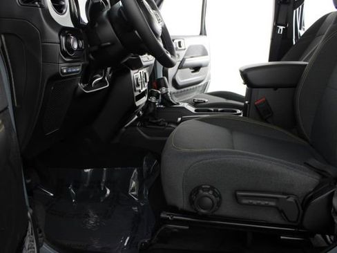Used 2025 Jeep Wrangler Unlimited Sahara AWD/4WD image 15