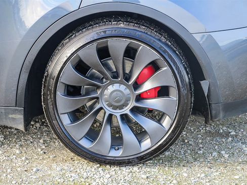 Used 2022 Tesla Model Y Performance image 9