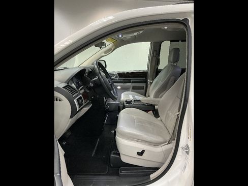 Used 2010 Chrysler Town & Country Touring Plus image 8