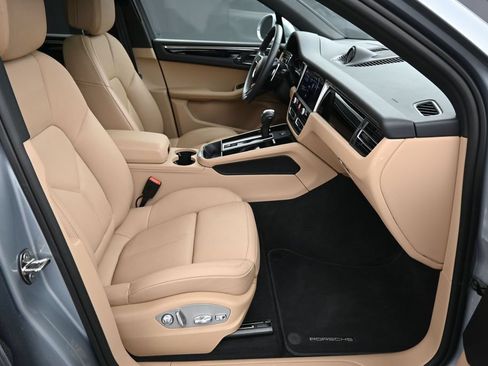 Certified 2025 Porsche Macan AWD/4WD image 29