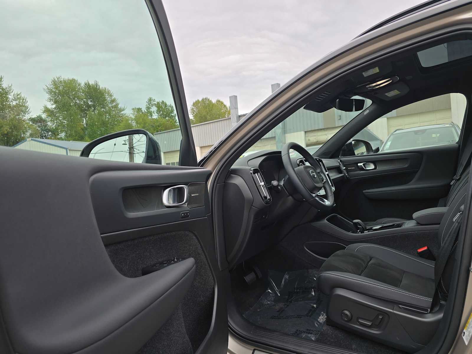 Certified 2023 Volvo XC40 Recharge Ultimate w/ Protection Package Premier AWD/4WD image 21