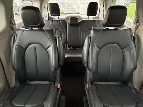 Used 2024 Chrysler Pacifica Limited FWD image 13