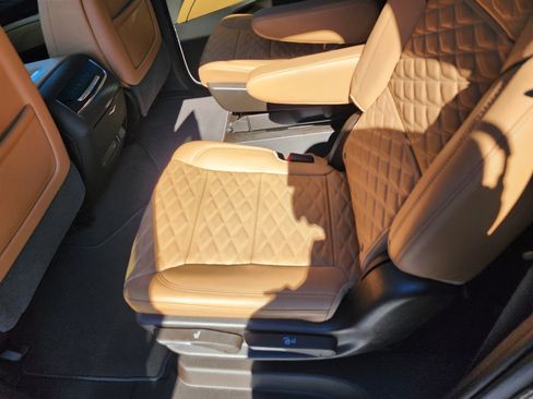 Used 2023 Cadillac Escalade ESV Premium Luxury w/ Performance Package image 15