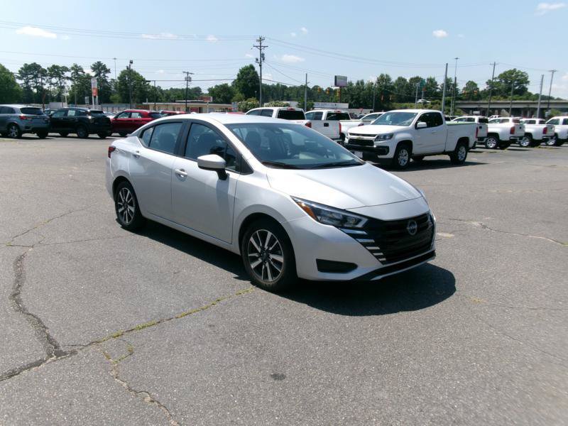 Used 2025 Nissan Versa SV FWD image 4