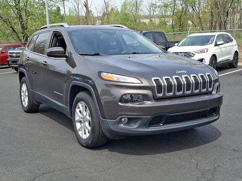Used 2018 Jeep Cherokee Latitude Plus AWD/4WD image 2